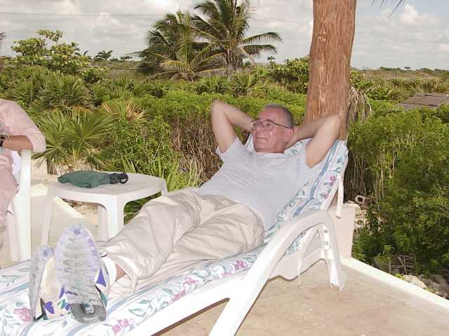 Dickie relaxing 1.jpg (44866 bytes)