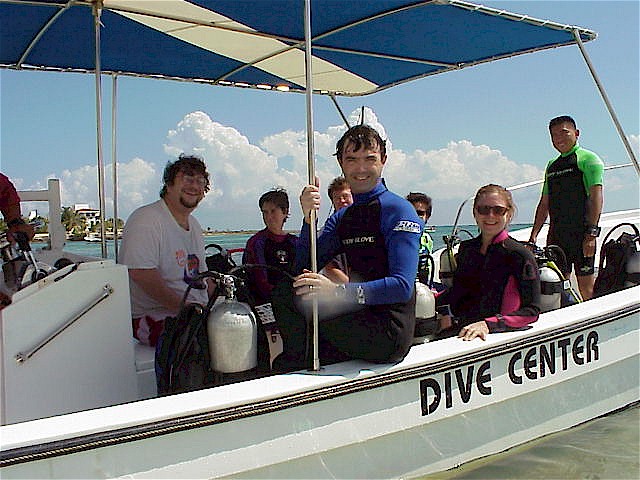 Dive Boat 1.jpg (104352 bytes)