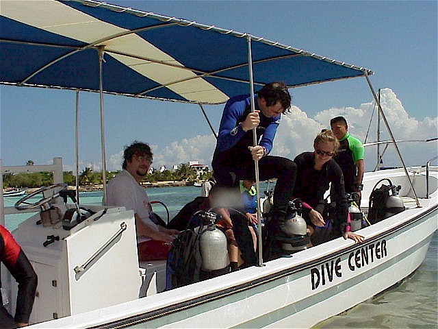 Dive Boat 2.jpg (104101 bytes)