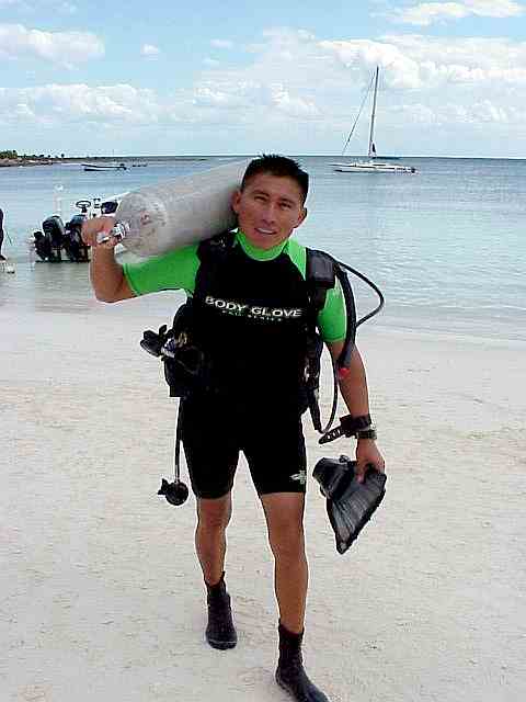 Divemaster Jose in an all too common pose.jpg (23240 bytes)