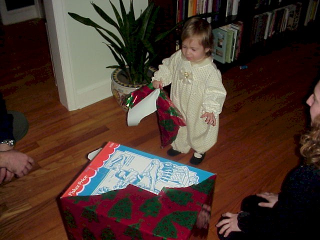 Dana unwraps Ray and Ellens gift.jpg (71472 bytes)