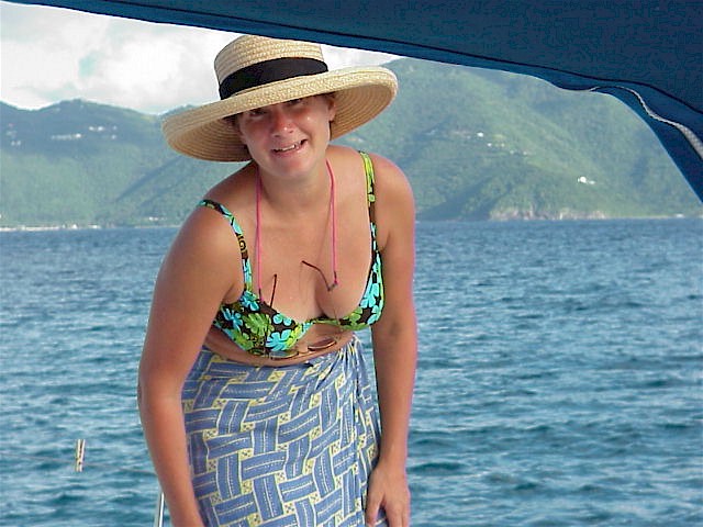 Mary get ready to board dingy for sandy spit.jpg (84077 bytes)